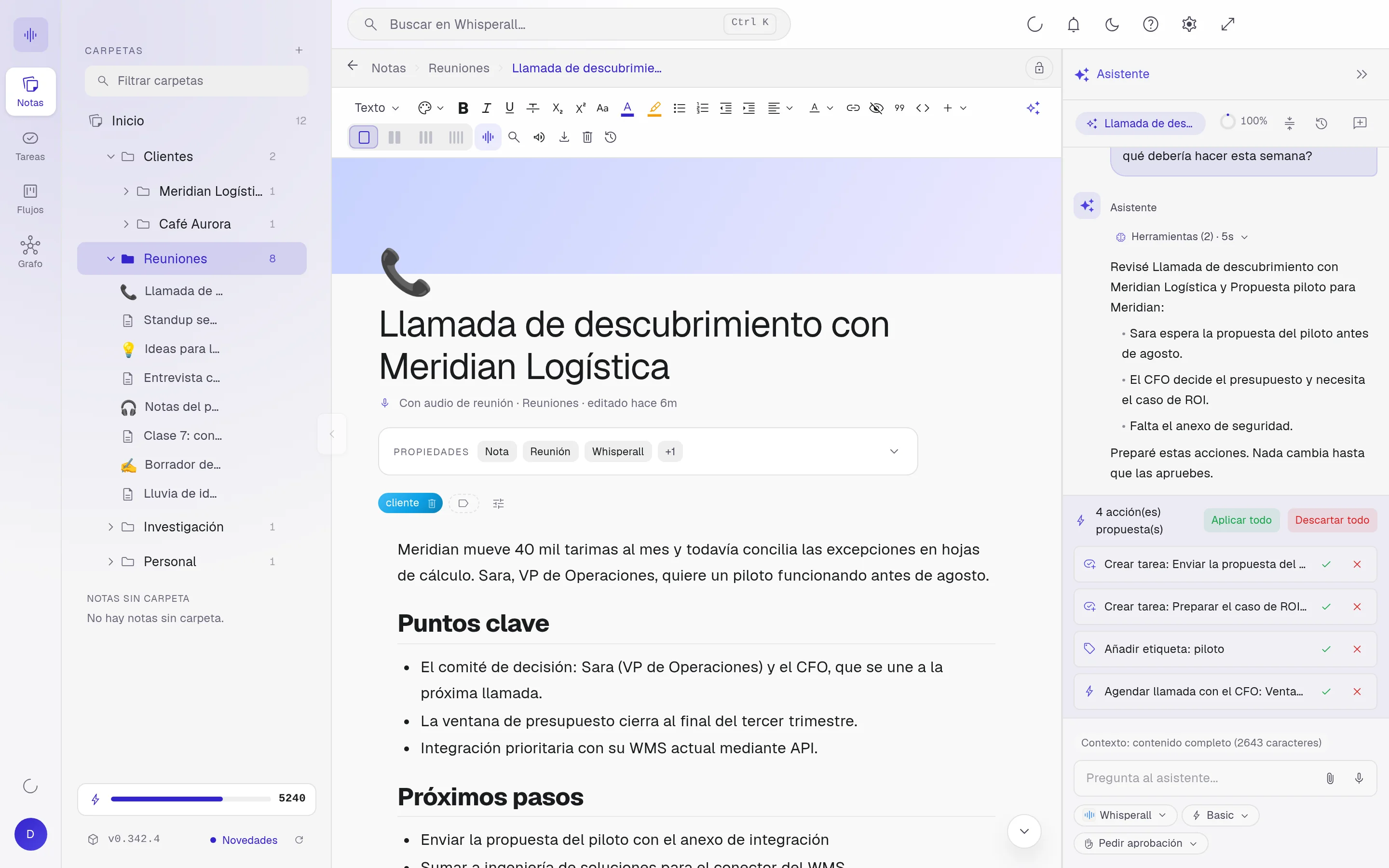 Nota con puntos clave y el asistente proponiendo tareas